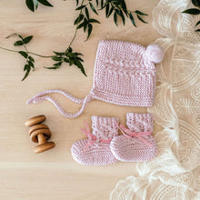 Load image into Gallery viewer, Merino Wool Bonnet &amp; Booties Set &lt;br&gt; Pink
