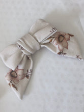 Load image into Gallery viewer, Bow Clip &lt;br&gt; Vintage Floral
