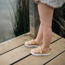 Load image into Gallery viewer, Byron Kids Sneaker &lt;br&gt; Camel Spot
